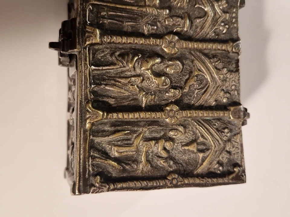 COFFRET BRONZE CERCEUIL BAS RELIEF MEDIEVAL EGLISE CULTE NEO GOTHIQUE COFFRE - Photo 4/4