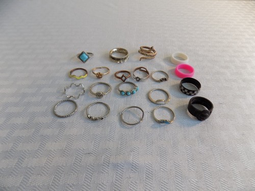 ASSORTMANT OF GIRLS RINGS LOT OF 20