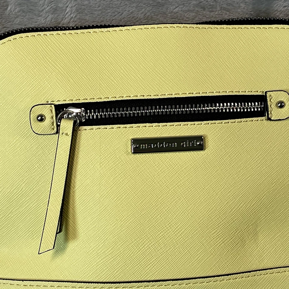 Cartera bandolera domo amarilla Madden Girl flecos Foto 4 de 4