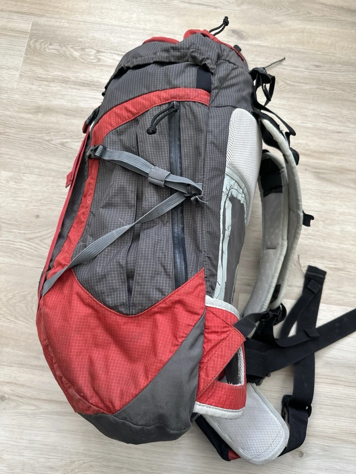 Quechua Forclaz 37 Ultralight Trekking Rucksack 37L Rot/Grau gebraucht - Bild 4 von 4