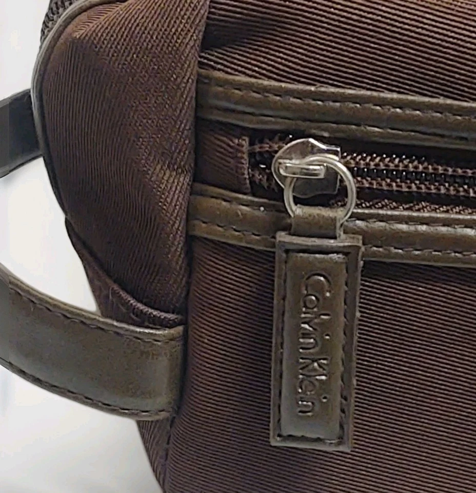 💼CALVIN KLEIN Kit de viaje para hombres Cosméticos Bolsa de artículos de tocador Estuche Marrón Equipaje Afeitado Foto 2 de 4