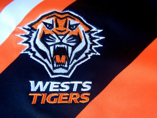Signed 2025 Wests Tigers NRL Rugby League Home Football Away Jersey - Proof COA - Bild 6 von 12