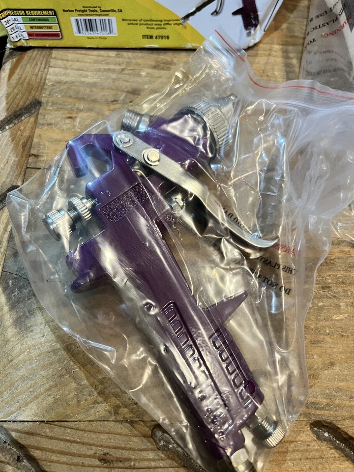  CENTRAL PNEUMATIC 20 oz. Pistola pulverizadora de aire de alimentación por gravedad HVLP Foto 2 de 4