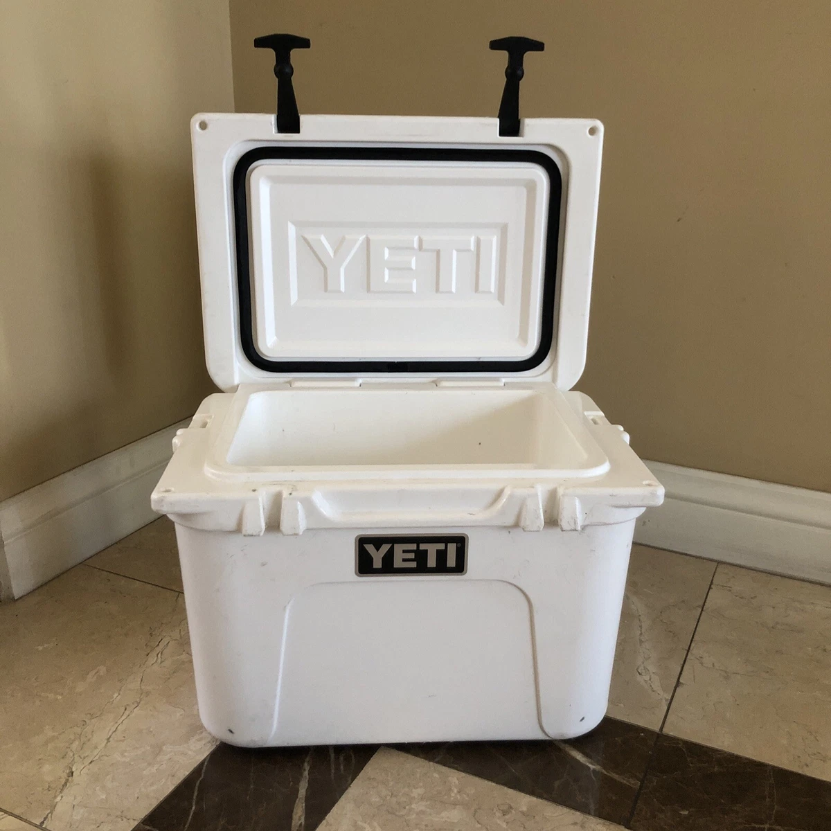  YETI Roadie 20 Cooler White : YETI: Sports & Outdoors