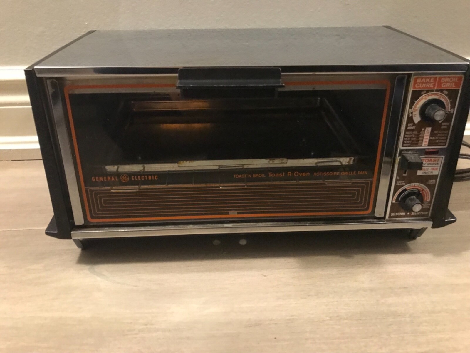 1976 Vintage - General Electric - Deluxe Toaster Oven with Broiler  TOAST  N BROIL  - Chrome - Retro - Works - Very Good Condition