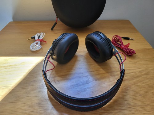 Sennheiser MOMENTUM 1.0 Wired Over Ear Headphones -What HiFi 2013 Awards - - Picture 8 of 14
