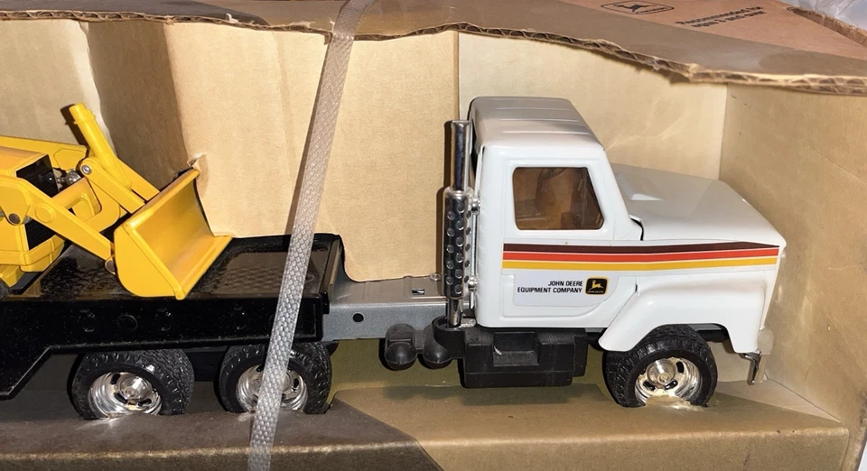 ERTL John Deere Construction Equipment Hauling Truck Set Backhoe 1/25 - Image 3 of 4