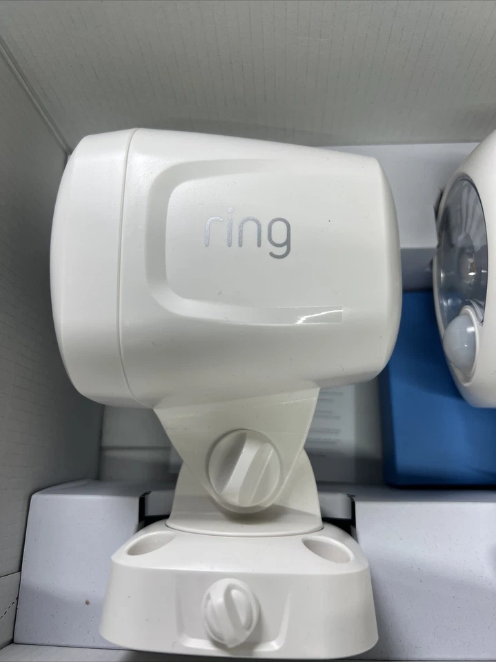 Kit de inicio de foco de movimiento inteligente Ring 5B12X9 WEN0, paquete de 2 baterías blancas Foto 3 de 4