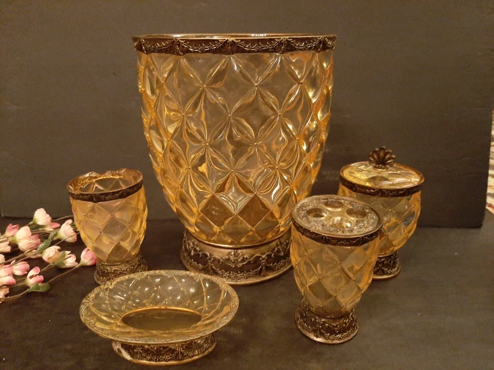 Juego de baño Lucite acolchado dorado ámbar peri de colección bote de basura, jabón, cepillo de dientes Regency Foto 3 de 4