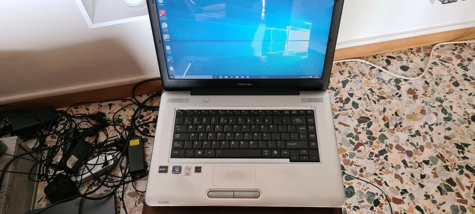 laptop pc portatile notebook 15,6" Toshiba Satellite L450D-10Z 4GB ram Windows10 - Immagine 2 di 4