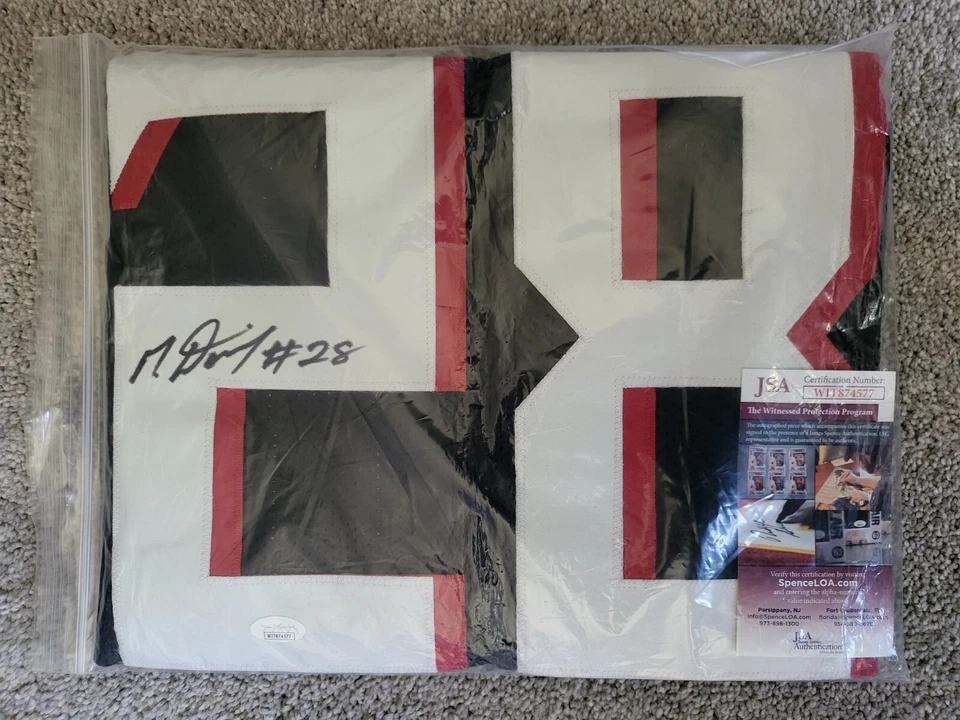 Camiseta deportiva personalizada negra firmada/autografiada por Mike Davis de los Atlanta Falcons JSA Foto 2 de 2