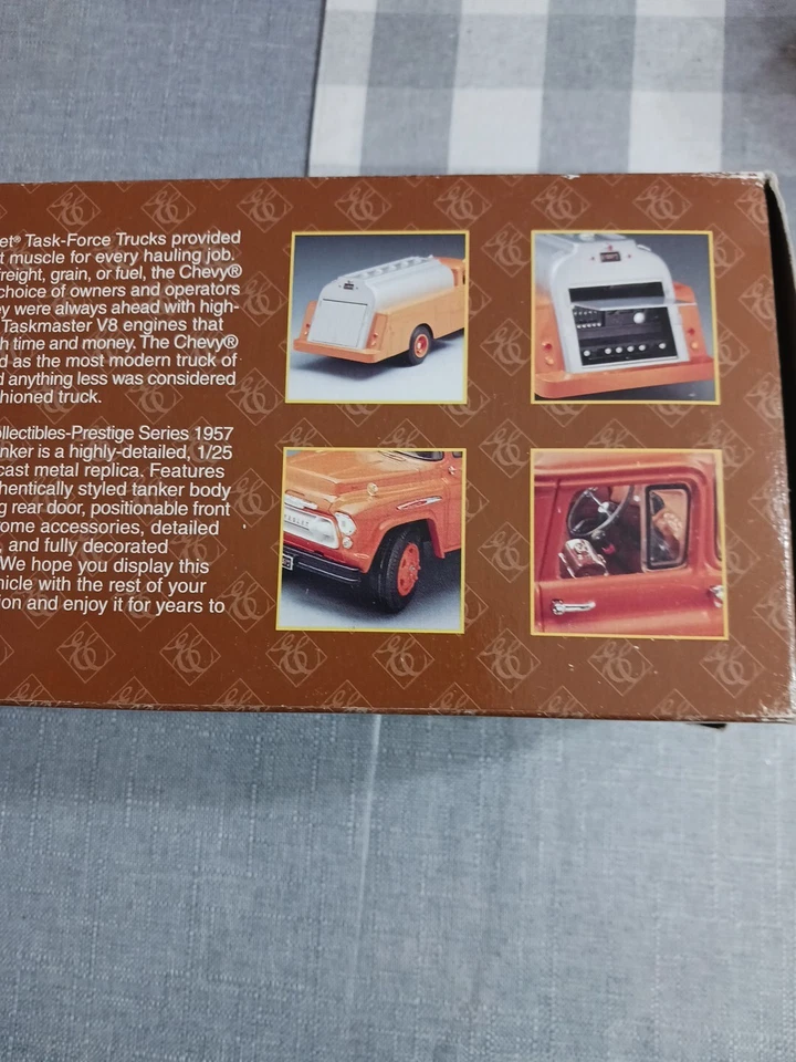 Camión cisterna Chevy 1957 réplica serie 1:25 ERTL Prestige, plateado/negro nuevo en caja Foto 3 de 4