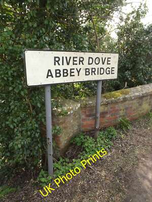 Foto 12x8 River Dove Abbey Bridge Schild Eye\/TM1473 On the B1117 Hoxne Road c2015