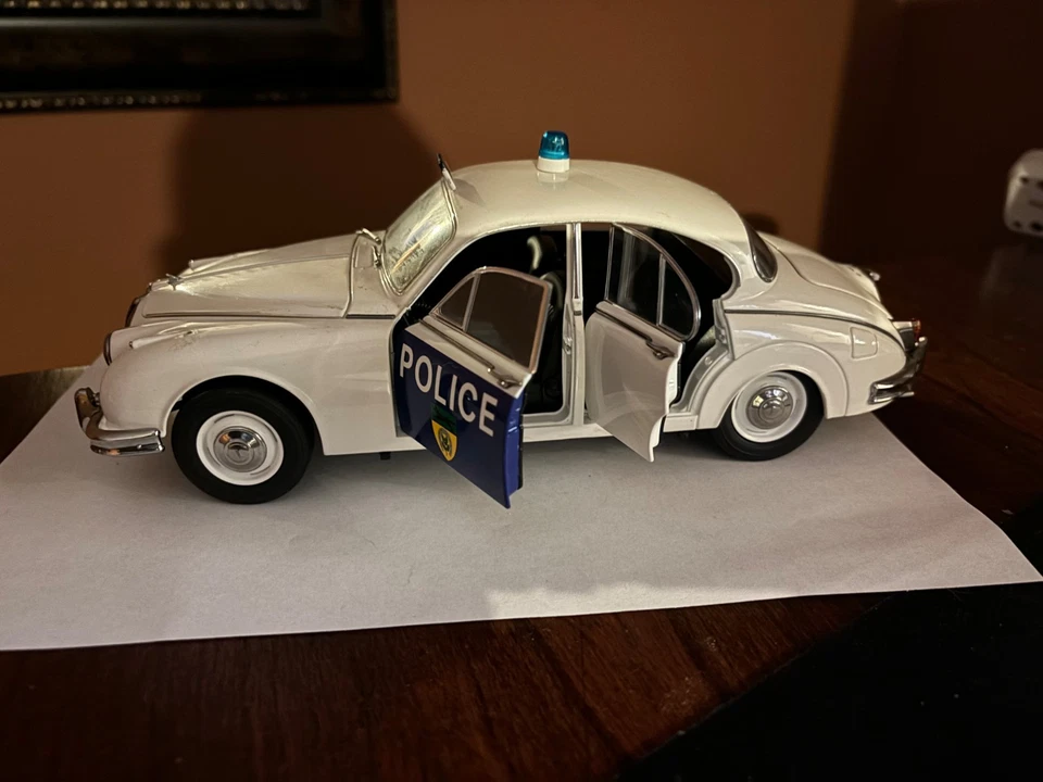 Model Icons 1/18 Jaguar Mk2 Leicestershire UK Police Diecast Model Car - Image 3 of 4