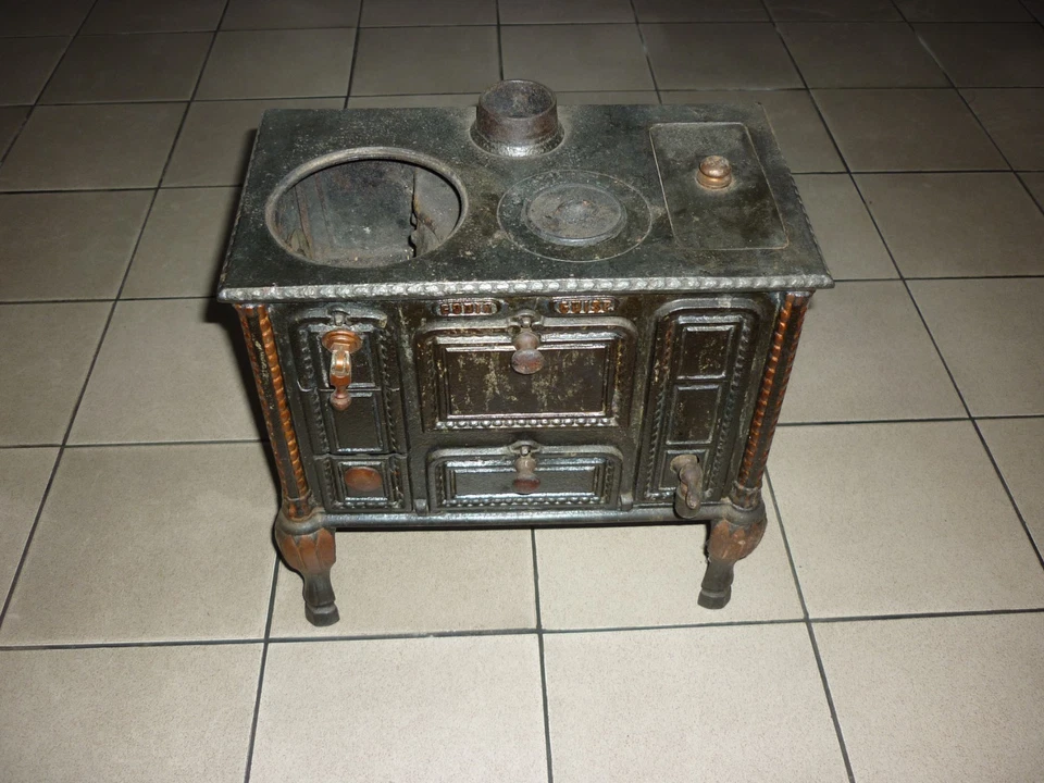 Cuisinière ancienne en fonte miniature godin / guise jouets ancien en l'état - Photo 1/4