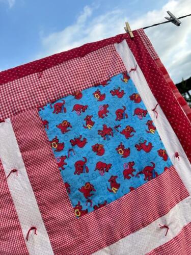 FINE VINTAGE COUNTRY FARMHOUSE CHARM CLIFFORD THE BIG RED DOG GINGHAM YARN QUILT - Picture 1 of 24