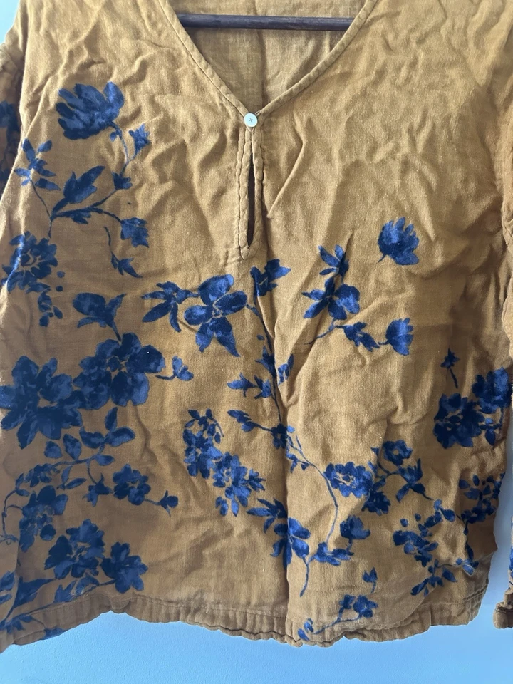 Top 45 rpm teñido índigo, patrón floral teñido de plantas, algodón Mabigu, ajuste relajado Foto 2 de 4