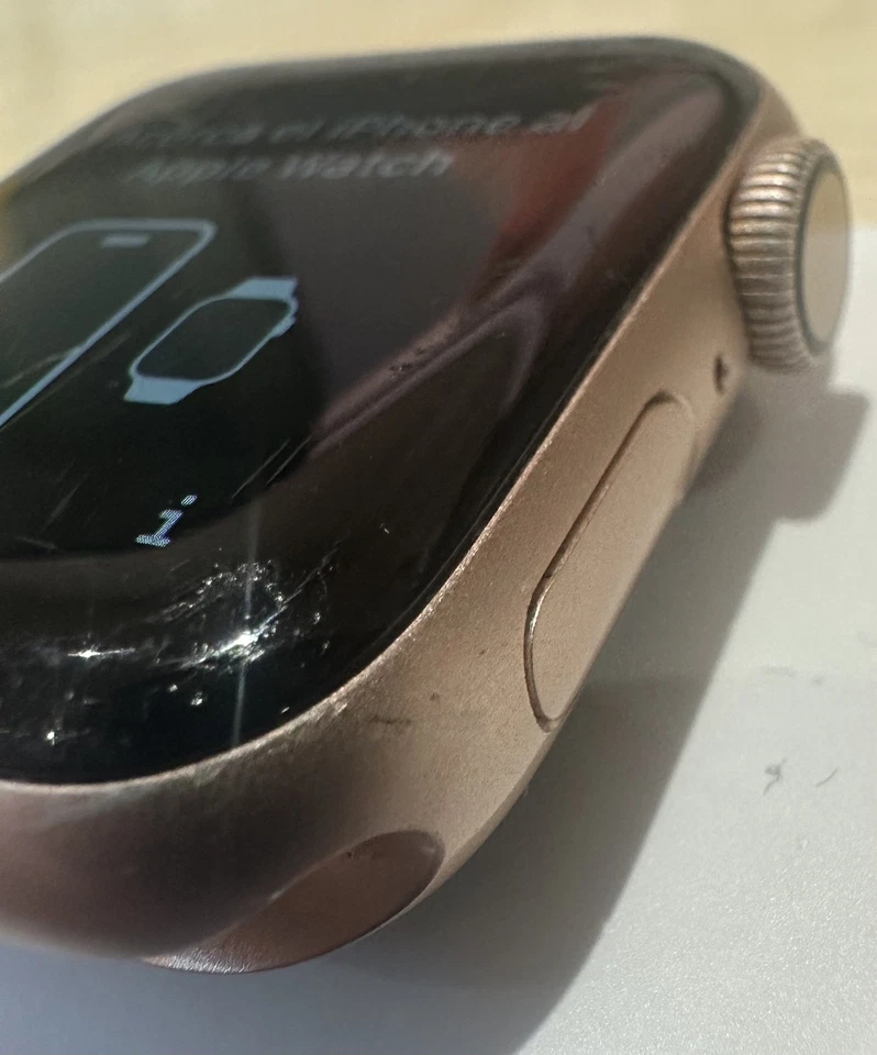 Apple Watch Series 4 40mm Rose Gold MU6828/A Boxed - Image 3 of 4