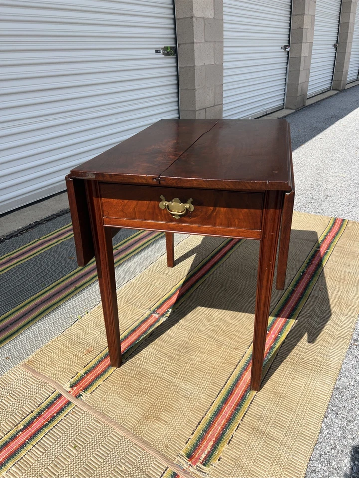 Una antigua mesa Pembroke de nogal de Pennsylvania Chippendale hoja caída, aprox. 1770’s Foto 2 de 4