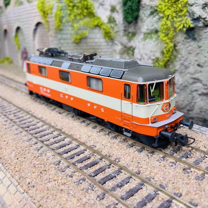 Locomotive electrique Re 4/4 II 11108 Swiss Express CFF HO train digital sonore 3R