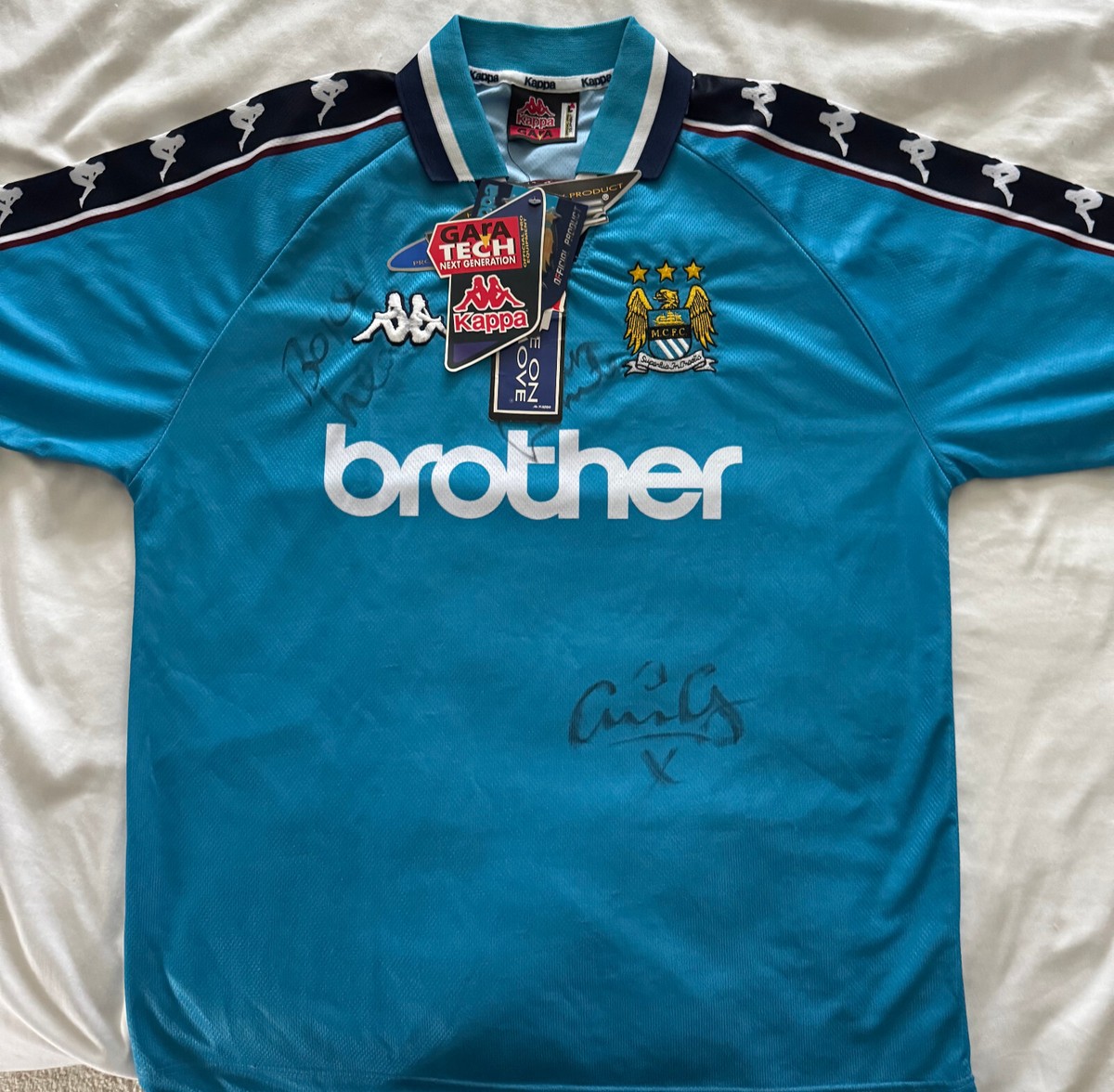 oasisファン必携 97-99 マンCフットボールシャツ Made in UK FULLY SIGNED OASIS MANCHESTER CITY FOOTBALL SHIRT 1997 LIAM & NOEL