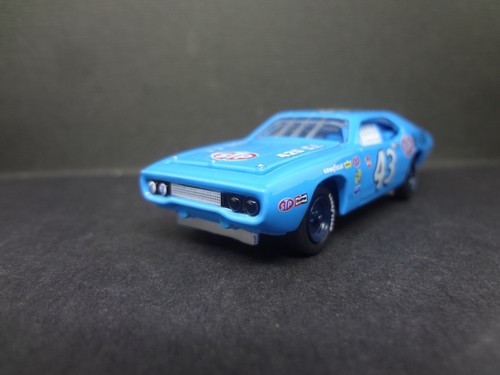 Johnny Lightning 1972 Plymouth Road Runner #43 Richard Petty Stock car - Loose - Picture 3 of 11