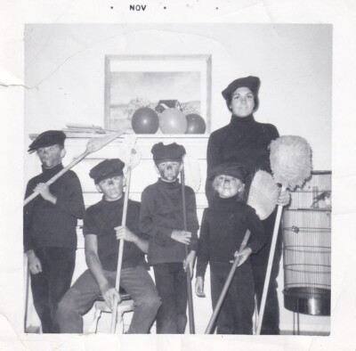 VINTAGE SNAPSHOT: MOM & 4 LITTLE HOMEMADE HALLOWEEN CHIMNEY SWEEPS/COSTUMES