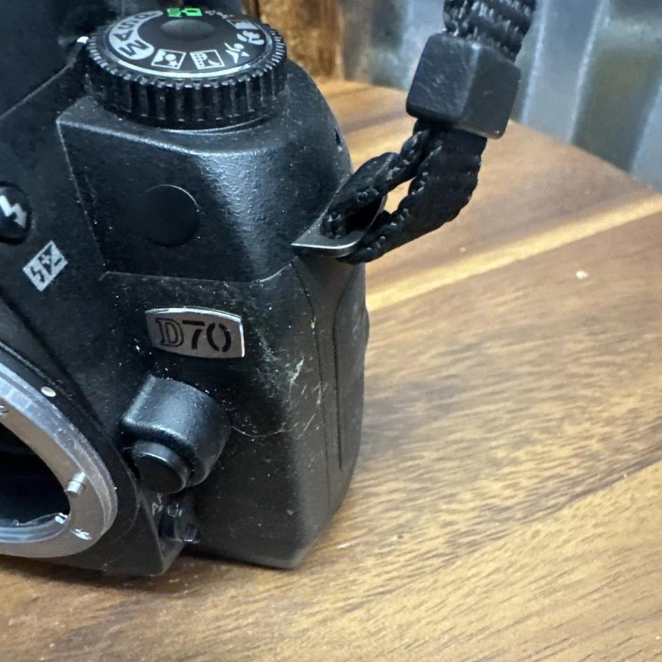 Câmera Digital Portátil Nikon D70 - Para Peças Sem Bateria - Imagem 2 de 4