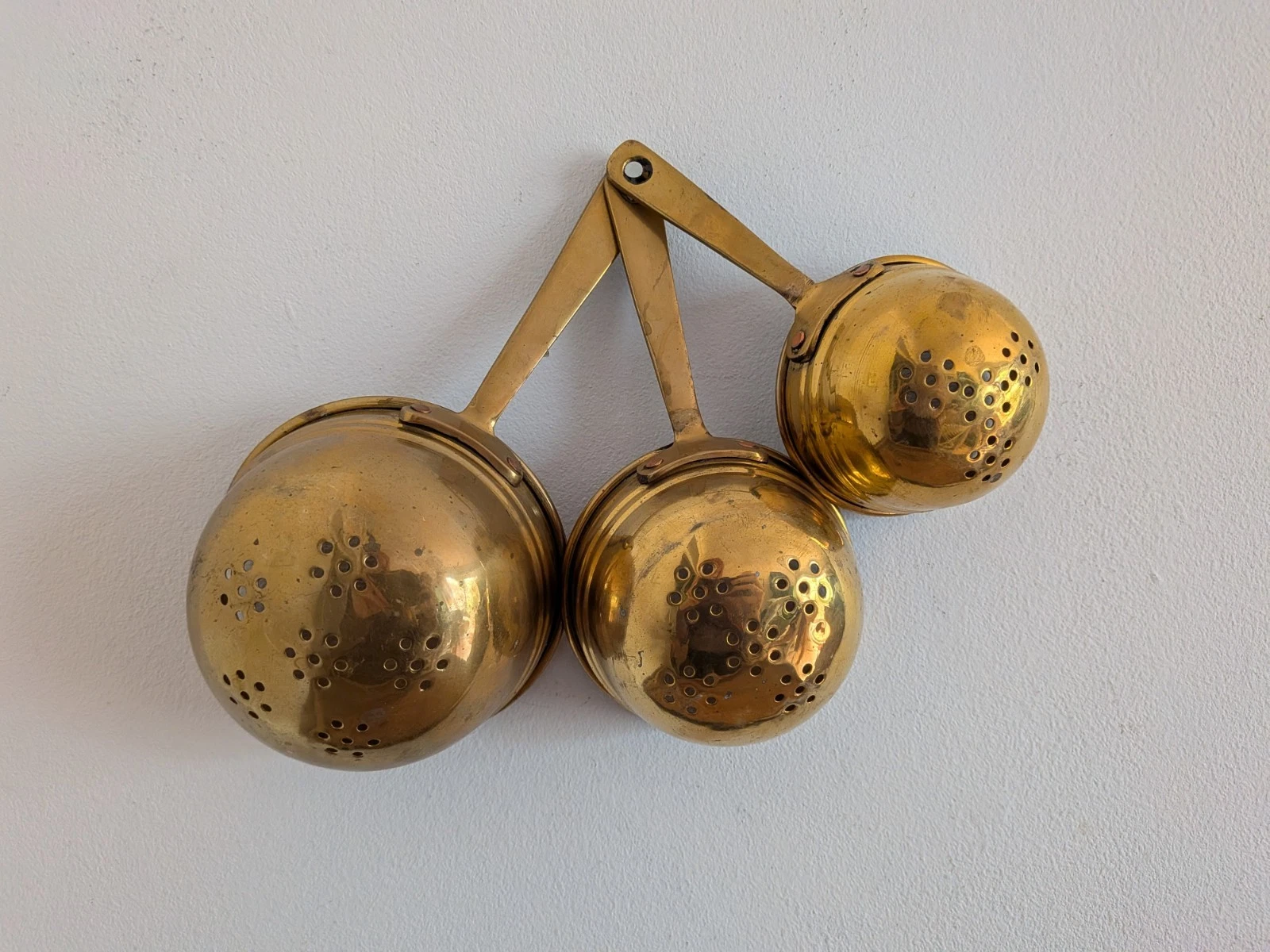 Set Of 3 Brass Kitchen Colander Sieves Vintage Mini Tea Strainer Decor Prop Vgc
Opens in a new windo