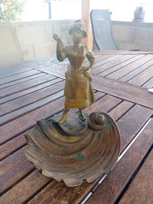 Statuette en Bronze Vendeuse de Poissons ? - Photo 1/4
