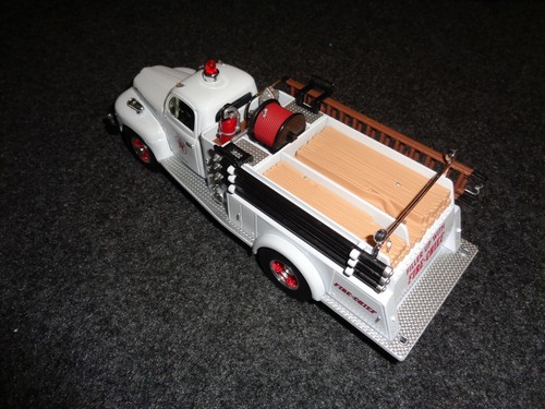 TEXACO / 1st GEAR 19-2343 / 51 FORD Pumper Truck / Fire Chief (SAMPLER EDITION) - Picture 5 of 6