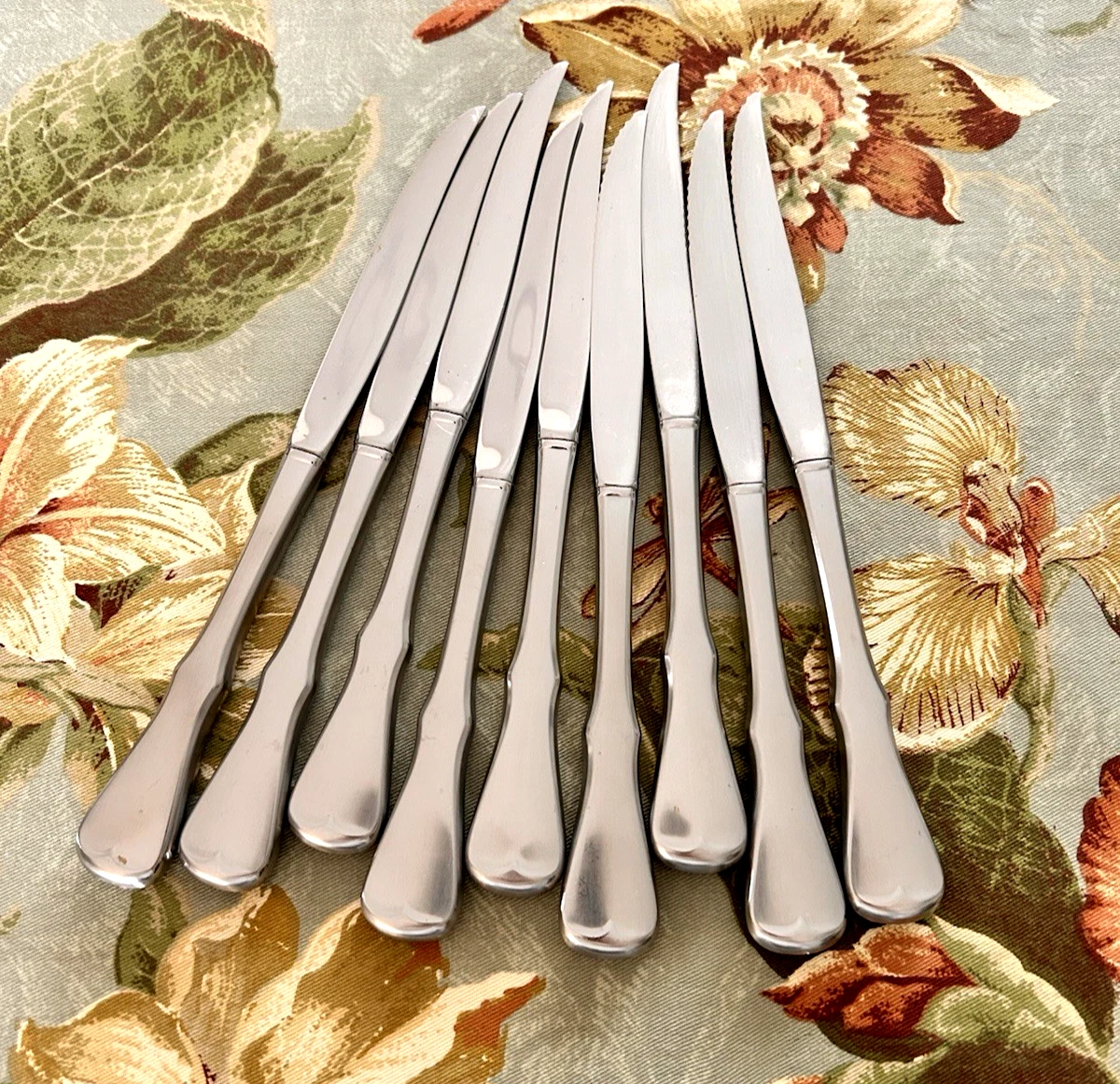 Oneida Vintage Stainless Flatware PATRICK HENRY Set of 9 Serrated Steak Knives