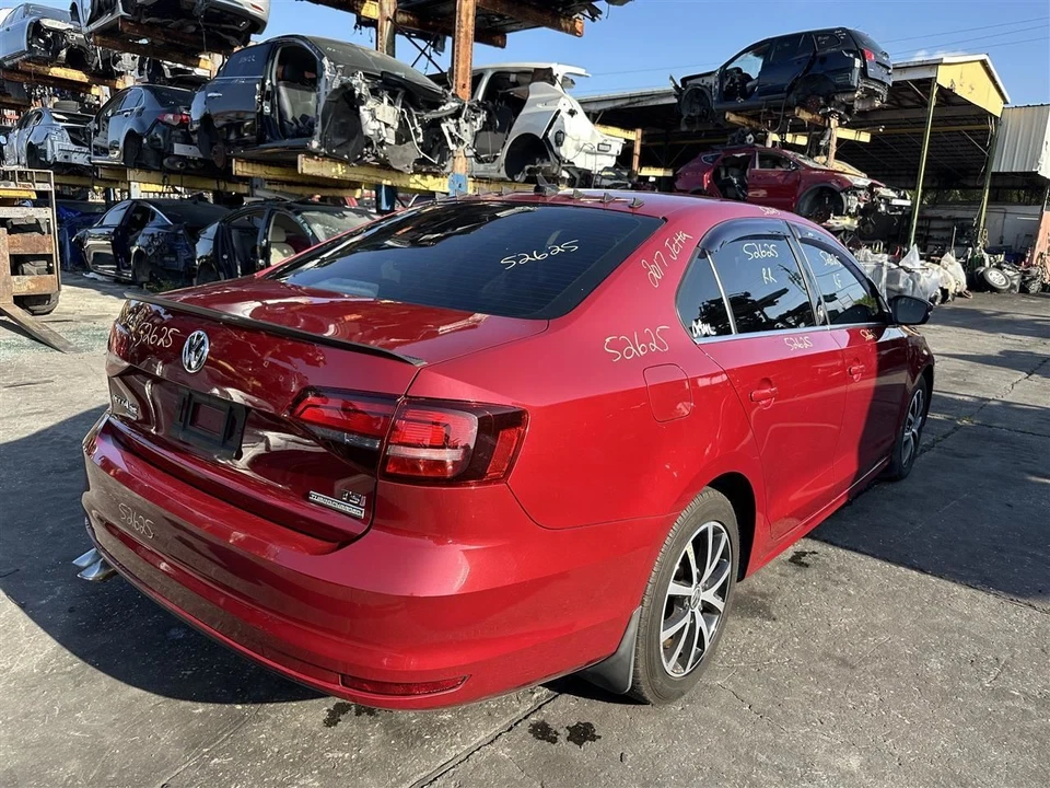 Cierre capó delantero 2011 2012 2013 2014 2015 2016 2017 2018 Volkswagen Jetta Foto 4 de 4