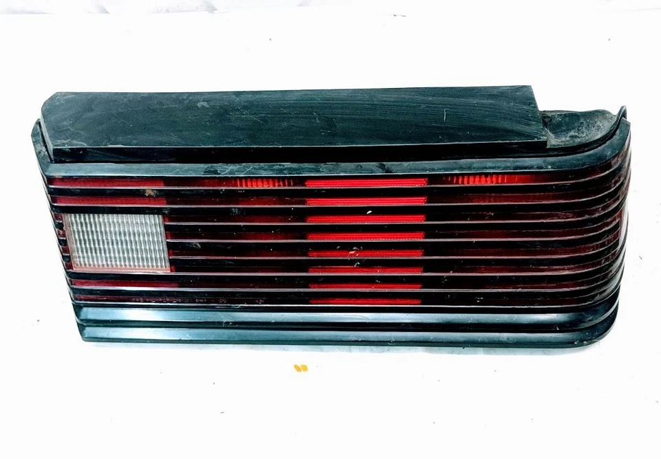 Conjunto de luz trasera de pasajero derecha Mopar 1983-1986 Dodge Daytona con moldura negra OEM Foto 2 de 4