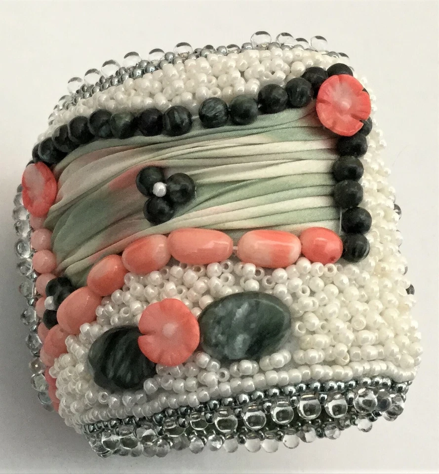 PULSERA BRAZALETE CON CUENTAS A MANO SEDA SHIBORI CORAL ROSA Y SERAFINITA VERDE SALVIA   Foto 2 de 4