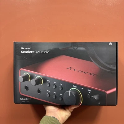 Focusrite Scarlett 2i2 Studio 4th Gen Recording Bundle