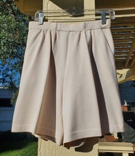 ST JOHN - White/Off White Knit Shorts - sz 6 - Great condition!