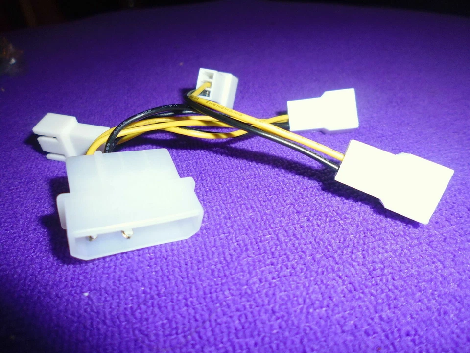 D Type 4 Pin IDE Molex to 4 x 3 Pin Male 12V CPU Fan Power Adapter Cable 10cm - Image 3 of 4