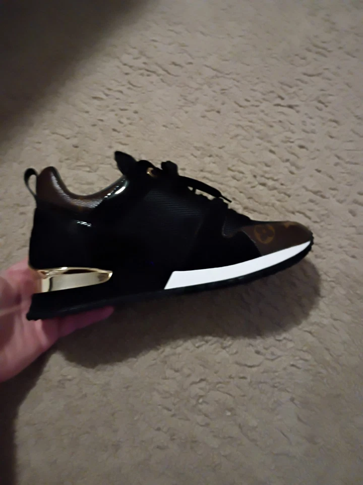 Zapatilla deportiva Louis Vuitton Run Away negra con monograma talla 7,5 Foto 2 de 4