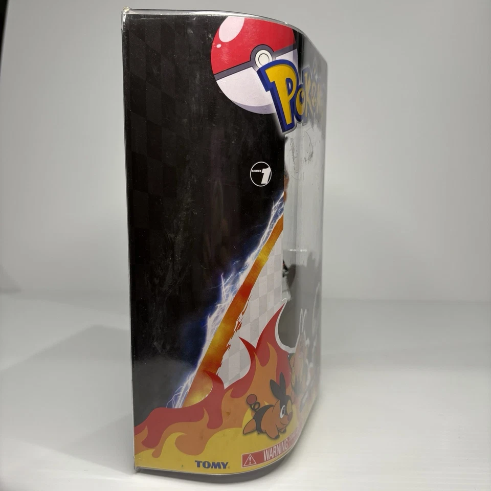 Pokemon Evolution Paquete de 3 figuras de Emboar Tepig Pignite y 3 etiquetas de identificación de Pokedex TOMY Foto 2 de 4