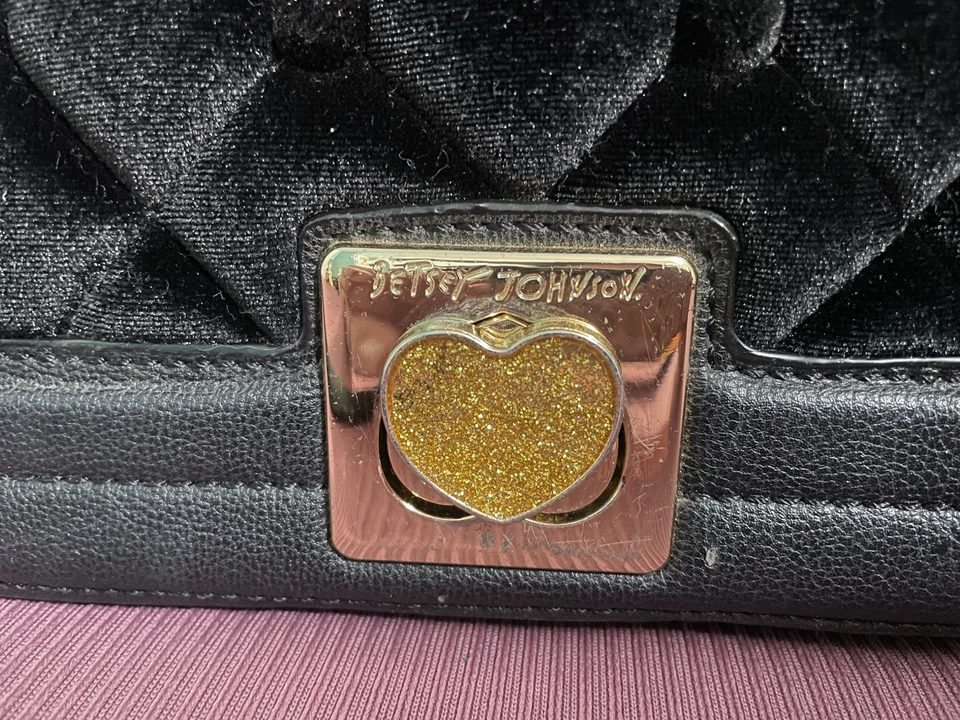 Bolso Bandolera Betsey Johnson Acolchado Terciopelo Asa Superior, Negro con Acentos Dorados Foto 3 de 4