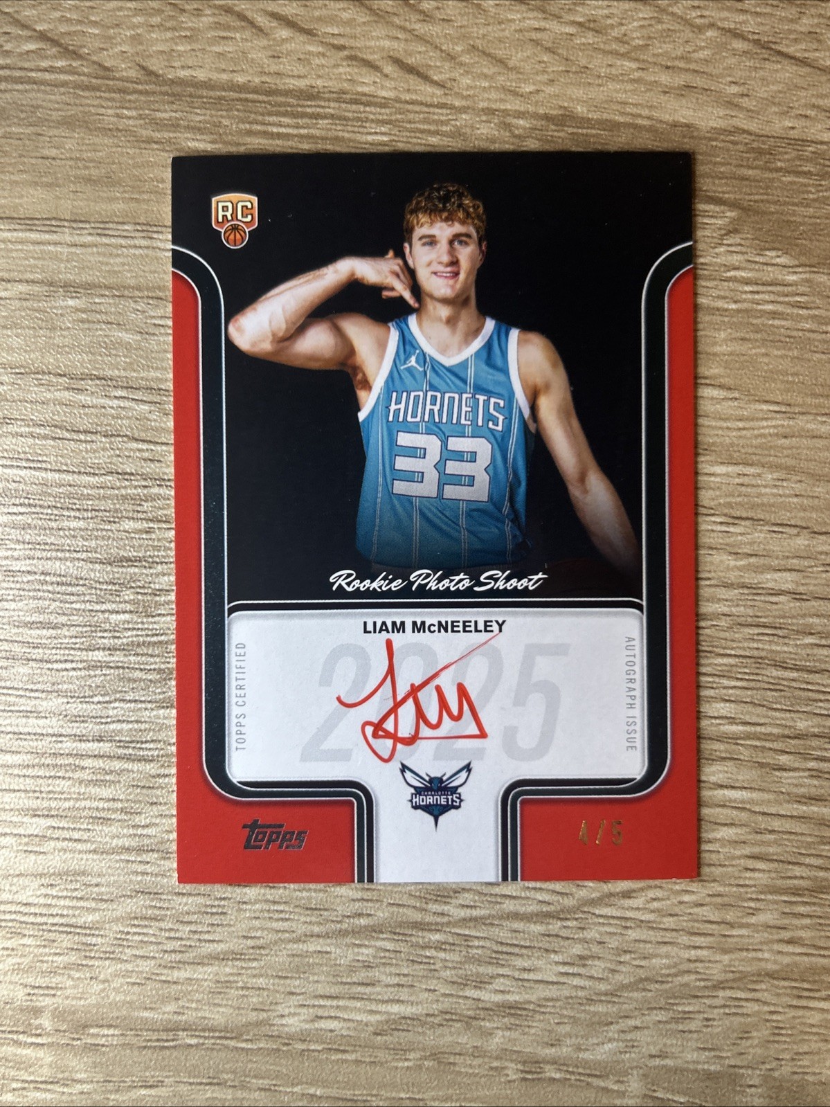 Liam McNeeley 2025-26 Topps Basketball Rookie Photo Shoot Autograph Red /5