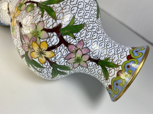 Cloisonné Vase White w Floral Pattern 5”, 6.25” w/stand - Picture 5 of 10