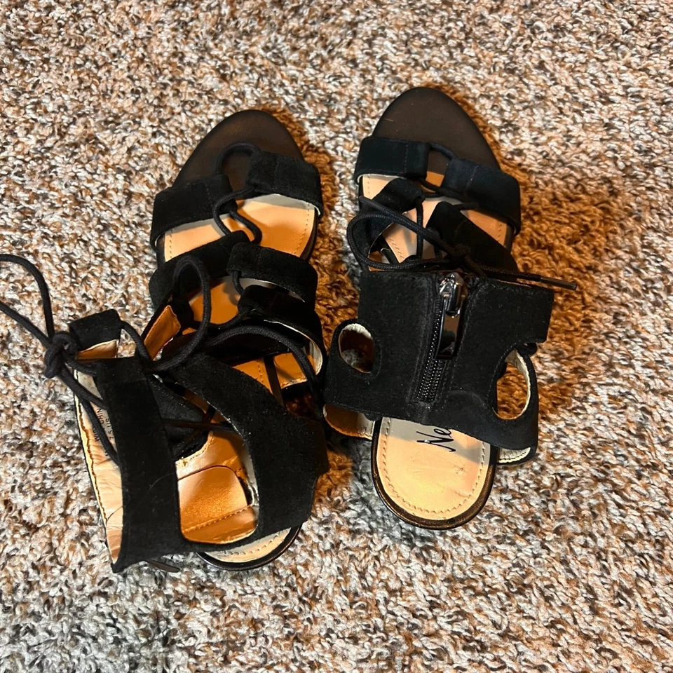 Neiman Marcus Tacones con Cordones Sandalias Gladiador Negro Gamuza Tacones 7.5 Foto 2 de 4