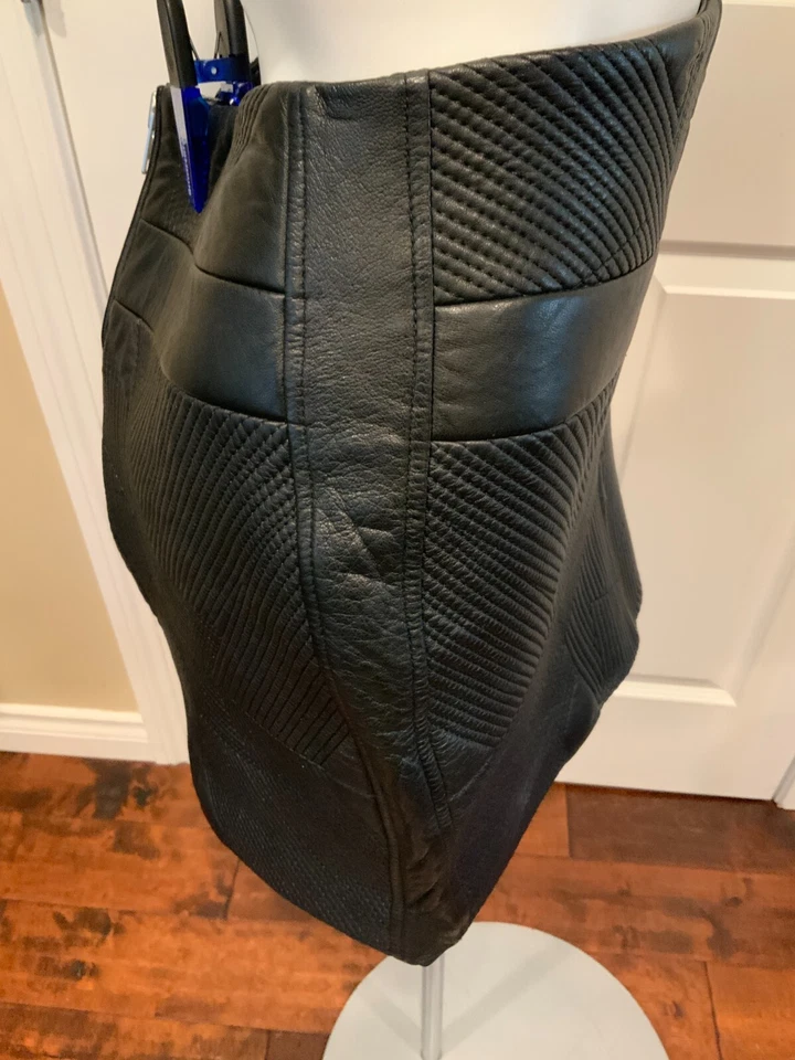 Mini-saia IRO preta bordada 100% couro, tamanho 10 (EUA) 42 (FR) - Imagem 3 de 4