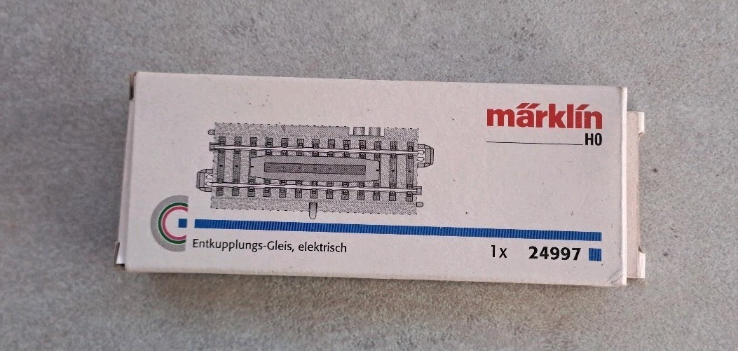 Markllin 24997 -Binario sganciavagoni elettrico con massicciata mm 94,2.