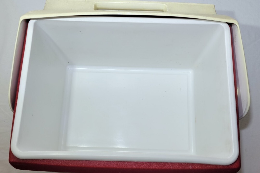 Vintage IGLOO Playmate Cooler 16 qt Red and White 