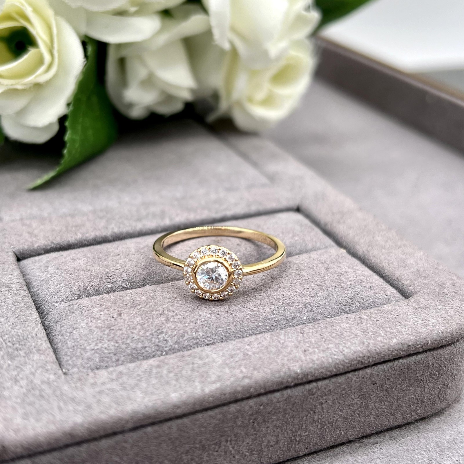 Bague solitaire en argent femme avec entourage petits oxydes brillants