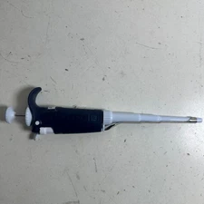 Gilson Pipetman P1000 Blue 100-1000 µL Manual Air Displacement Metal Ejector