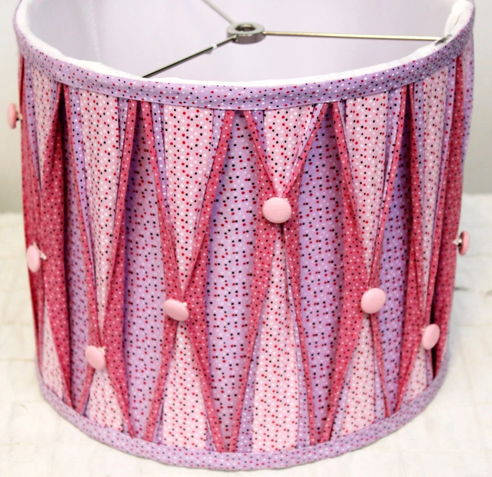 Botón de pantalla de lámpara de habitación de niñas con botones de lunares rosa y púrpura inspirado en look de colección Foto 3 de 4